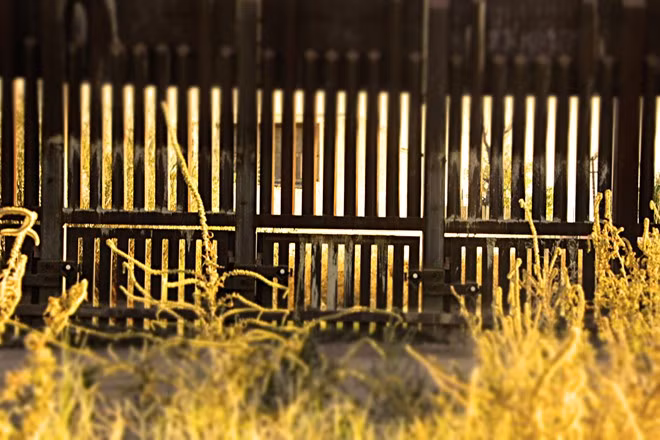 Chính phủ Mỹ dựng những hàng rào bằng thép tại khu vực biên giới giữa Mỹ và Mexico. Trên hàng rào, họ lắp đặt nhiều camera, radar và cảm biến dùng để chống buôn lậu cũng như các hoạt động liên quan đến ma túy.