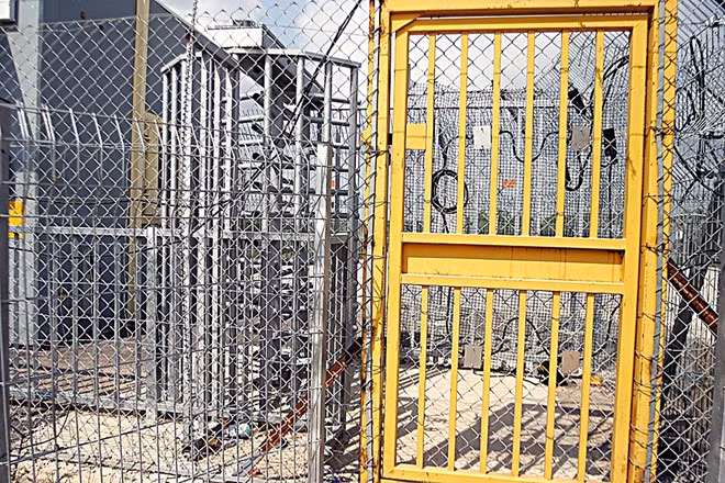 Bức tường Bờ Tây dài 670 km, gồm 3 lớp hàng rào cuốn dây thép gai cao 5 m, ngăn cách giữa Israel và nhiều vùng lãnh thổ của Palestine. Theo Daily Mail, chính phủ Israel dựng bức tường này nhằm ngăn những kẻ đánh bom liều chết của nước láng giềng tấn công nước này.