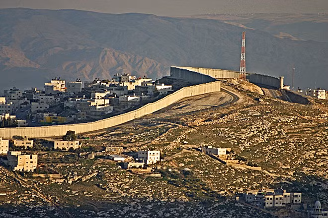 Về phần người Palestine, bức tường này khiến họ gặp nhiều phiền toái. Để đi lại trong khu vực và ra ngoài, họ cần hộ chiếu và giấy phép.