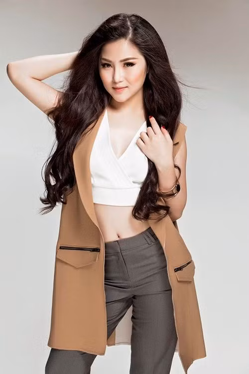 Trong MV "Người từng yêu anh rất sâu nặng", cô còn mời thêm hotgirl Lâm Á Hân và nhóm hài BBBG đóng để tăng độ hấp dẫn. Ca khúc là một sáng tác của nhạc sĩ Mr. Siro, mang âm hưởng chậm, buồn đúng chất của chàng nhạc sĩ từng gây nhiều tiếng vang với: Lắng nghe nước mắt, Vô hình trong em…