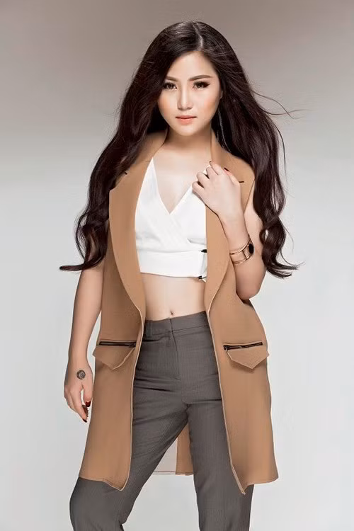 Bài hát hiện đang làm mưa, làm gió trên các bảng xếp hạng âm nhạc uy tín tại Việt Nam. Bài hát đúng sở trường của giọng ca 20 tuổi, MV vừa được cô thực hiện xong và sẽ ra mắt trong tháng 9 tới.