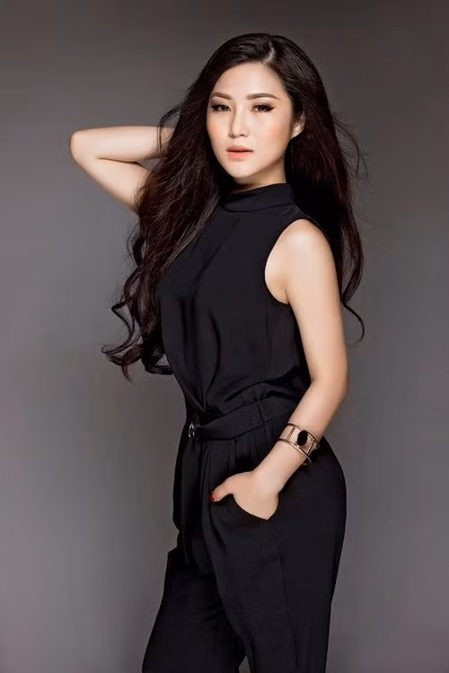 Năm 2015 Hương Tràm đang dần nỗ lực khẳng định bản thân mình, những sản phẩm âm nhạc chất lượng liên tiếp được cô tung ra thị trường và tạo được tiếng vang lớn. Bộ phim "Xóm trọ" do giọng ca "Ngại ngùng" thủ vai chính cũng nhận được sự yêu mến của khán giả.