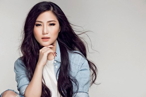 Nữ ca sĩ gây bất ngờ với vẻ ngoài khỏe khoắn, cá tính, khác hẳn với vẻ nóng bỏng, quyến rũ khi đứng trên các sân khấu ca nhạc.