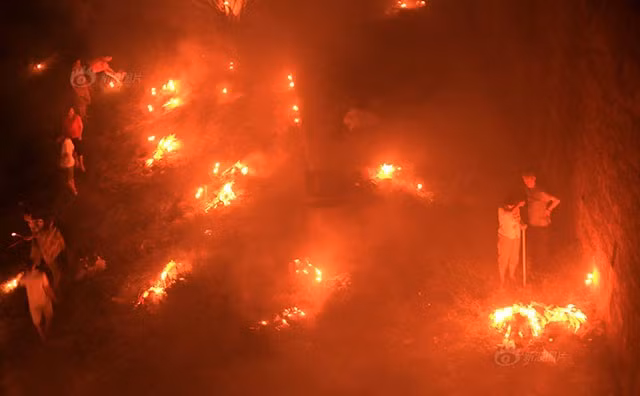 Nhiều người ở Trung Quốc vẫn tham gia các hoạt động tương tự. Một số người trong cộng đồng mạng chỉ trích họ. "Chúng ta nên giữ những truyền thống tốt đẹp và bài trừ những cái xấu", một cư dân mạng bình luận. Những người khác cũng ủng hộ việc bỏ các hủ tục gây ô nhiễm môi trường.