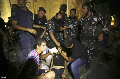 Chet dung vi nu phong vien bi tan cong, xe quan ao-Hinh-5