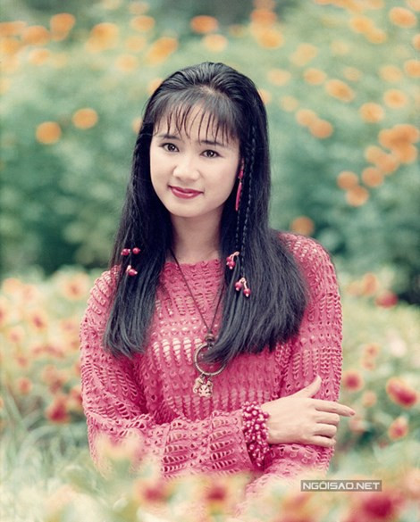 Trong dàn diễn viên nổi tiếng của dòng phim thị trường thập niên 90, nhan sắc "lá ngọc cành vàng" Thu Hà khiến vạn người mê và chị là một trong những cái tên được mến mộ nhất . Chị sinh năm 1969, quê gốc Tuyên Quang nhưng xuống Hà Nội lập nghiệp từ năm 17 tuổi. Thu Hà khởi nghiệp là một diễn viên kịch, nhưng lại được chú ý nhờ điện ảnh. Năm 20 tuổi, chị lần đầu đóng vai chính trong phim lịch sử 'Đêm hội Long Trì', tiếp đó là 'Lá ngọc cành vàng', 'Canh bạc'... Trong đó, dấu ấn của vai diễn trongphim 'Lá ngọc cành vàng' sâu đậm đến mức khán giả ví nhan sắc của Thu Hà với tên gọi này cho đến tận bây giờ.