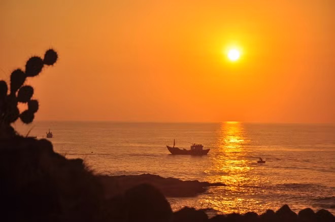 Ghềnh Đá Đĩa ở Phú Yên, một trong 3 khu vực có địa chất độc đáo nhất thế giới, được tạo thành bởi những dòng nham thạch cổ đại. Đây cũng là nơi tập trung nhiều nhiếp ảnh gia đến để sáng tác ảnh. Những dòng thuyền của ngư dân câu mực đêm cũng là một đề tài thú vị.