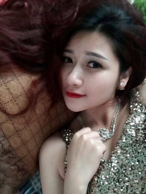 Giới thiệu về bản thân, cô gái này cho biết “Mình tên là Đỗ Anh Đào, nickname Đào Dior, sinh năm 1992, hiện tại mình đang làm chủ shop quần áo và là sinh viên của trường Đại học Mỏ Địa chất. Khi rảnh rỗi mình thường đi shopping, làm stylist cho bạn bè và một số shop quần áo”. Ở góc chụp này cô bạn cũng có nét hao hao giống hot girl Vân Navy.