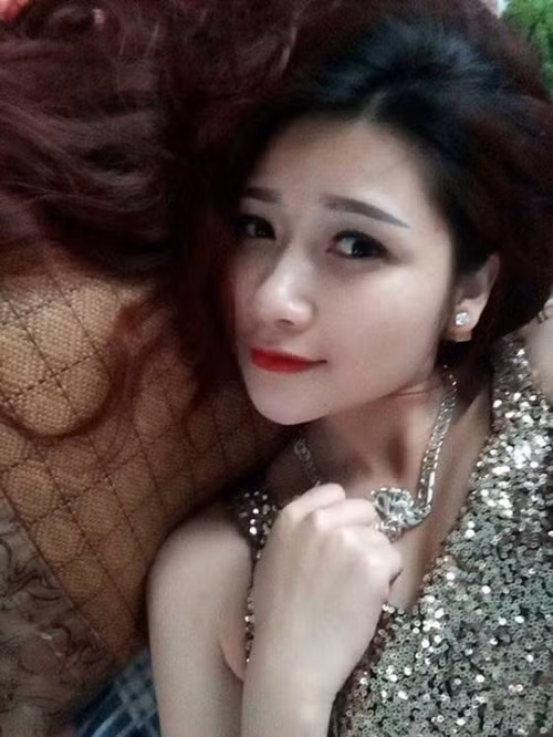 Giới thiệu về bản thân, cô gái này cho biết “Mình tên là Đỗ Anh Đào, nickname Đào Dior, sinh năm 1992, hiện tại mình đang làm chủ shop quần áo và là sinh viên của trường Đại học Mỏ Địa chất. Khi rảnh rỗi mình thường đi shopping, làm stylist cho bạn bè và một số shop quần áo”. Ở góc chụp này cô bạn cũng có nét hao hao giống hot girl Vân Navy.