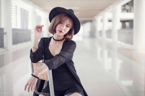 Bên cạnh việc học và tham gia các hoạt động của trường, cô bạn còn tham gia làm mẫu ảnh và rất “đắt hàng”.