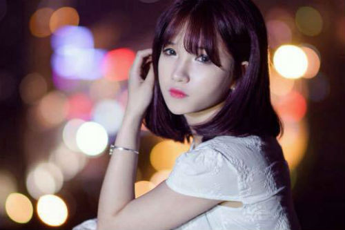 Hình ảnh xinh xắn của "cô giáo tiểu học" xinh như búp bê nhận được nhiều lời khen của cộng đồng mạng.