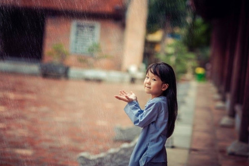 Về bộ ảnh đang gây sốt mạng, mẹ của bé cho biết thêm: “Ông ngoại của cháu theo trường phái thiền của Đạo Phật. Ông luôn muốn con cháu sống thật tốt và hướng thiện.