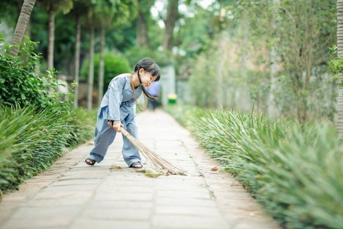 Ai cũng ước có một cô con gái xinh xắn như vậy.