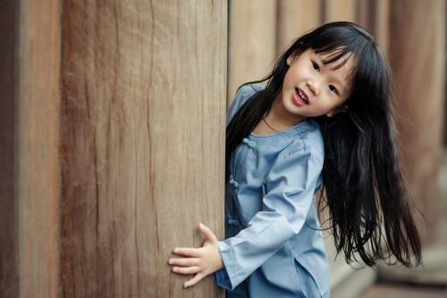 “Ý tưởng bộ ảnh này là do chú nhiếp ảnh và bản thân mình đều muốn một sự thuần khiết nhất của em bé Phật tử nên đã chọn kỹ từ trang phục đến phụ kiện”, chị Hà Linh chia sẻ.