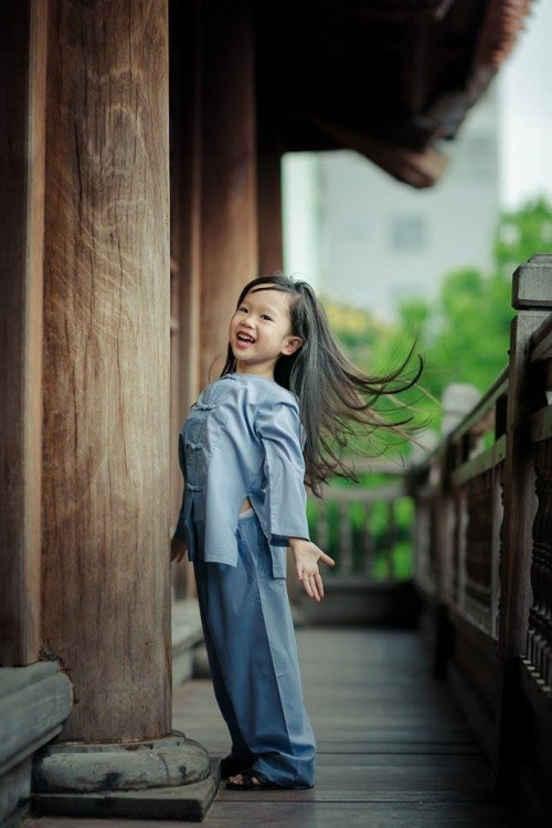 Nói về tính cách của con gái mình, chị Hà Linh chia sẻ: “Con rất cá tính và nghịch ngợm ngoài ra con còn rất vui tính và hài hước. Đặc biệt, con rất thích búp bê và gấu bông, đi đâu con cũng mang theo”.