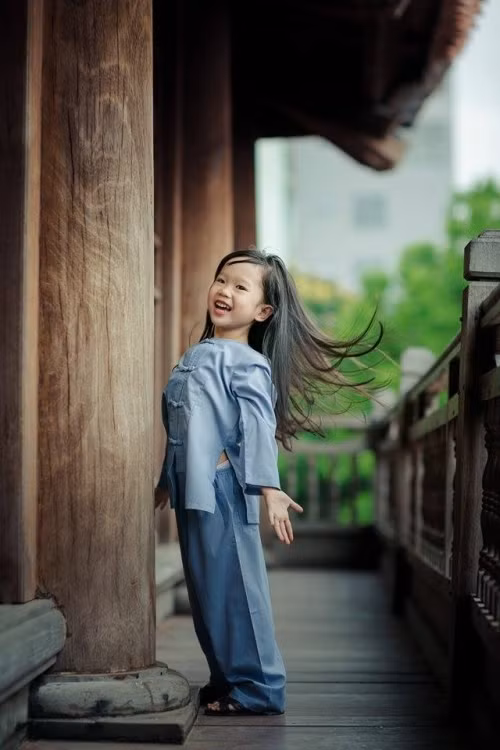 Nói về tính cách của con gái mình, chị Hà Linh chia sẻ: “Con rất cá tính và nghịch ngợm ngoài ra con còn rất vui tính và hài hước. Đặc biệt, con rất thích búp bê và gấu bông, đi đâu con cũng mang theo”.