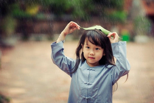 Nhận xét về con gái mình, chị Hà Linh thích thú: “Điểm ấn tượng nữa là nụ cười, con lúc nào cũng tươi cười, nhiều lúc ngã đau lắm cũng chỉ khóc một tí lại hết và cười ngay được. Khi gặp người lạ mà hỏi chuyện thường bẽn lẽn xấu hổ núp vào mẹ”.