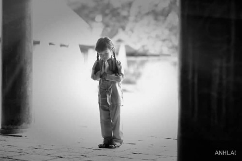 "Mỗi lần chụp xong một cảnh lại phải cho một chiếc kẹo mút. Nhưng cuối cùng bộ ảnh cũng đã ghi lại được những khoảnh khắc tự nhiên nhất của con”.