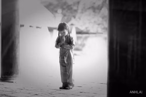 "Mỗi lần chụp xong một cảnh lại phải cho một chiếc kẹo mút. Nhưng cuối cùng bộ ảnh cũng đã ghi lại được những khoảnh khắc tự nhiên nhất của con”.