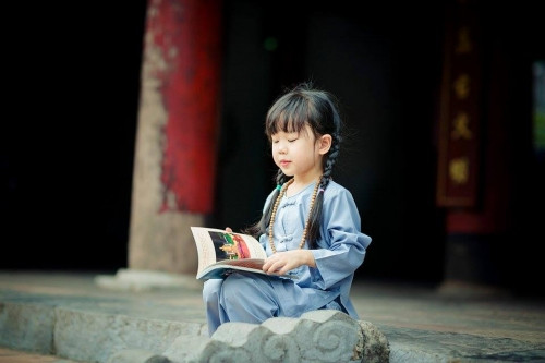 Những hình ảnh siêu dễ thương của cô bé Phật tử hiện vẫn đang nhận được rất nhiều lời khen ngợi của cộng đồng mạng.