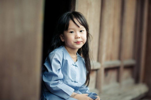 Khó khăn khi thực hiện bộ ảnh này được mẹ của bé bật mí: “Bộ ảnh này được chụp ở Văn Miếu, con rất hào hứng với cảnh vật nhưng vì mải ngắm nghía nên nhiều lúc bắt con làm theo ý mình con không nghe".