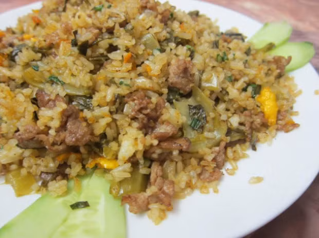 Ăn một miếng cơm kèm thịt và dưa, rưới lên đĩa cơm thứ nước chấm pha tương ớt chua chua, cay cay thật không gì tuyệt bằng.