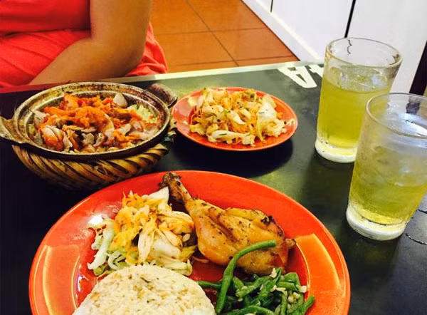 Nếu như cơm đào gà rang khiến bạn mê tít bởi cơm rang trứng vàng ruộm, đậm đà khi ăn cùng với gà rang béo ngậy thì cơm sườn rim lại cho bạn trải nghiệm vị giác đầy thú vị với miếng sườn rim mắm mềm thơm đậm đà.