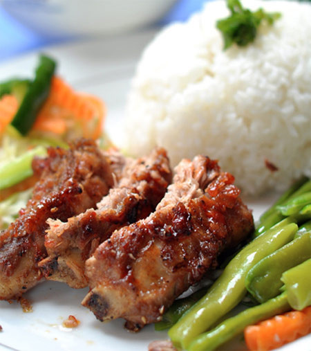 Quán có 3 món cơm nổi tiếng mà nhất định bạn phải thử đó là cơm đảo gà rang, cơm sườn nướng, cơm niêu xá xíu.