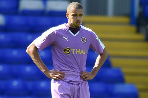 2. Áo sân khách của Reading (Anh).