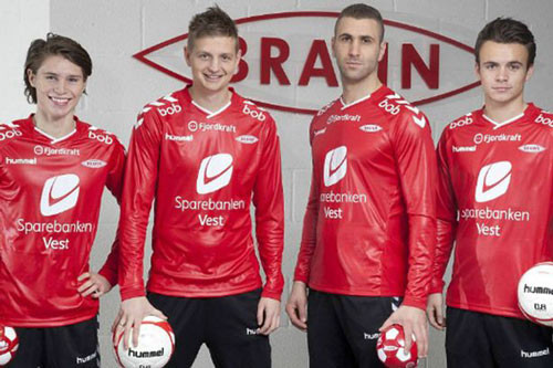 3. Áo sân nhà của CLB SK Brann (Na Uy).