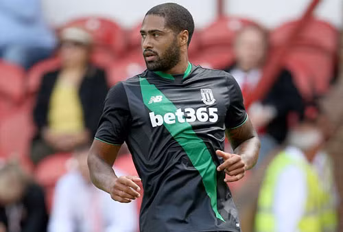 6. Áo sân khách của Stoke City (Anh).