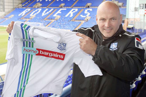 9. Áo sân nhà của CLB Tranmere Rovers (Anh).