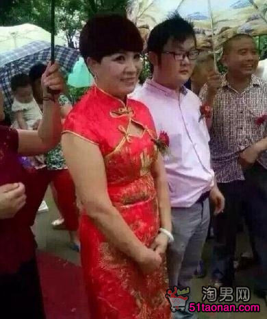 Dam cuoi ba - chau gay xon xao mang Trung Quoc