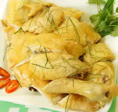  Theo các chuyên gia dinh dưỡng, ngoài những chất albumin, chất béo, thịt gà còn có các vitamin A, B1, B2, C, E, axit, canxi, photpho, sắt. Đây là loại thực phẩm chất lượng cao, cơ thể con người dễ hấp thu và tiêu hoá.