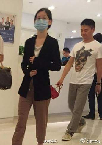 Không những thế, người hâm mộ còn cho rằng cô nàng đang mang thai khi chụp lại được hình ảnh Chương Chiết Thiên cùng chồng đến bệnh viện.