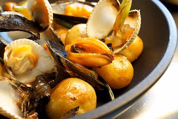 Khoai La Bonnotte được trồng trên quy mô nhỏ và thu hoạch bằng tay mỗi năm một lần. Năm nay, khoai sẽ được trồng trong vườn của lâu đài Versailles, Pháp.