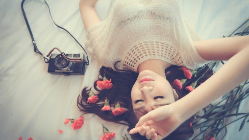 Cũng trong bộ ảnh này, người xem được dịp tròn mắt ngắm đôi chân dài như siêu mẫu của nữ sinh Văn hóa.