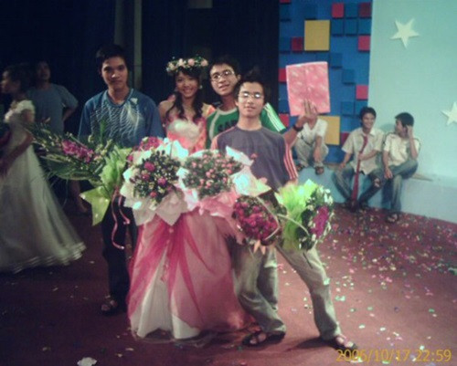 Nguyễn Minh Huyền (SN 1988, Hà Nội) là Hoa khôi đầu tiên của ĐH Thủy Lợi năm 2006. Đăng quang ngôi vị Hoa khôi khi Huyền còn đang học năm thứ 1 đại học. Bây giờ, sau 8 năm Huyền đã đặt chân đến 8 quốc gia trên thế giới, thành thạo 2 thứ tiếng và giờ cô càng trở nên xinh đẹp, đằm thắm và thành công hơn.