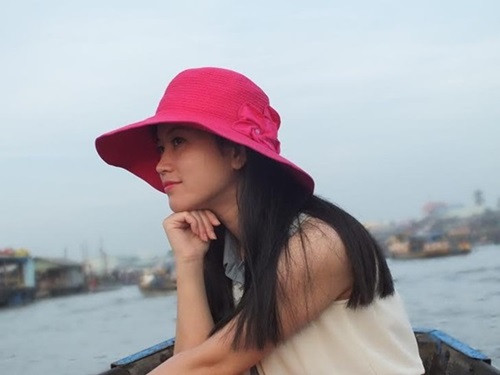 Năm 2004 là năm đầu tiên Học viện Ngoại giao tổ chức một cuộc thi sắc đẹp dành cho sinh viên và năm đó, cô nữ sinh Bùi Kim Thúy (sinh năm 1984) đã vô cùng xuất sắc khi trở thành người giành ngôi vị cao nhất trong cuộc thi “Nét đẹp nữ sinh Ngoại Giao” lần I. Kim Thúy không chỉ xinh đẹp mà còn thông minh, tài năng khi là người đỗ Á khoa trong kỳ thi tuyển sinh của Học viện Ngoại giao lúc bấy giờ.