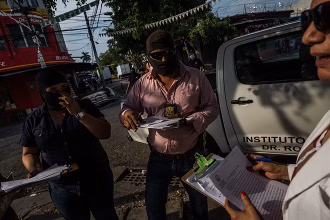 Cảnh sát điều tra hiện trường một vụ án mạng. Tình trạng bạo lực bùng phát sau khi thỏa thuận hòa bình năm 1992 bị phá vỡ dưới thời Tổng thống Sánchez Cerén. Thỏa thuận này giúp chấm dứt cuộc chiến giữa lực lượng cánh tả với quân đội do Mỹ hậu thuẫn. Trên thực tế, bạo lực chưa bao giờ chấm dứt ở El Salvador suốt nhiều thập niên qua nhưng bùng phát mạnh mẽ trong nửa đầu năm nay.