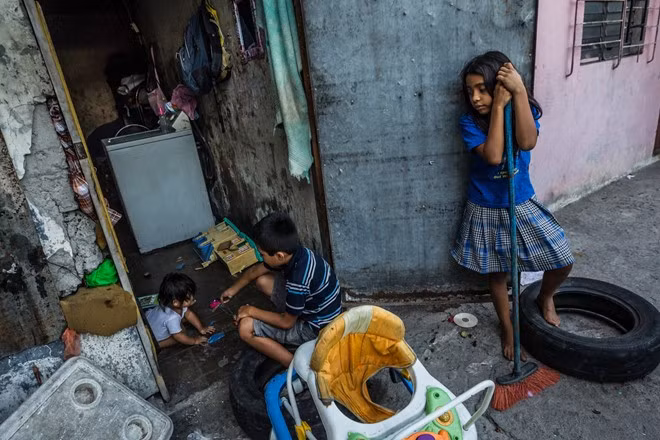 Trong khi đó, nền kinh tế của El Salvador không thể tạo lượng việc làm đủ cho các thanh niên tránh xa tổ chức tội phạm. Trong nhiều năm qua, tăng trưởng của quốc gia Trung Mỹ này chỉ đạt 2%.
