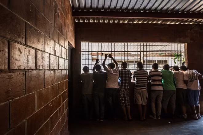 Những thiếu niên bị cáo buộc liên quan tới các tổ chức tội phạm bị tạm giữ. Một số nhà phân tích đổ lỗi thỏa thuận ngừng bắn tạo điều kiện cho các băng đảng chuẩn bị vũ khí và nhân lực để chống lại cảnh sát. Trong khi đó, một giáo sư chuyên nghiên cứu về Trung Mỹ cho rằng hàng loạt vụ giết người liên tiếp là chiến thuật để buộc chính phủ ngồi vào bàn đàm phán với các băng đảng.