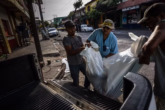 Từ đầu năm nay, cảnh sát và binh lính tiêu diệt 300 tội phạm nhưng mất 50 người vì bị phản công. Trong tháng 7, các băng nhóm thực hiện chiến lược tấn công tài xế xe buýt nhằm làm tê liệt hệ thống giao thông công cộng ở thủ đô San Salvador. Nhằm buộc các lái xe ở nhà, chúng sát hại 7 tài xế trong 4 ngày.