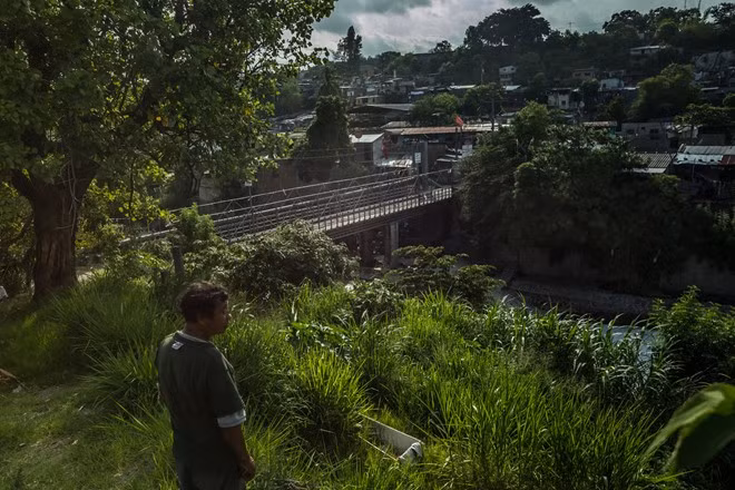 Trong khu ổ chuột La Chacra, các cuộc đấu súng xảy ra gần như hàng ngày. Trước chiến dịch truy quét mạnh mẽ của chính phủ, các băng đảng dạt tới khu ổ chuột hoặc vùng nông thôn. Tình trạng khó khăn thổi bùng nhiều cuộc tranh giành giữa những băng đảng. Tuy nhiên, ngày càng nhiều người vô tội trở thành nạn nhân của bạo lực trong cuộc chiến giữa cảnh sát và các phần tử tội phạm.