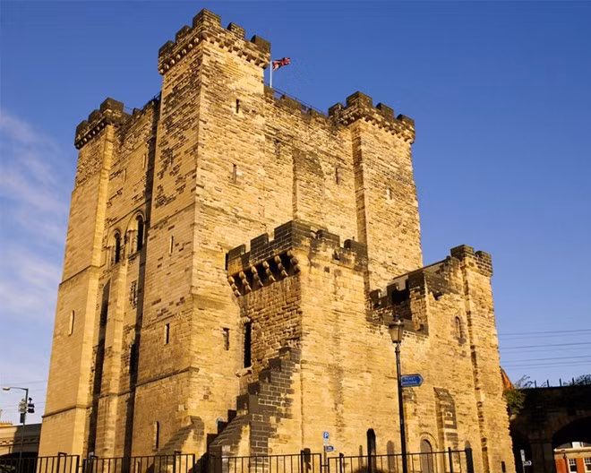Lâu đài Keep, Anh: Đây là một trong những công trình cổ nhất Newcastle, được xây dựng từ năm 1080. Từ thế kỷ 17, lâu đài trở thành một nhà tù khét tiếng với điều kiện tồi tệ và vị trí gần với Cổng Đen (Black Gate), địa điểm thi hành án tử hình chính vào thế kỷ 18. Ảnh: The Richest.