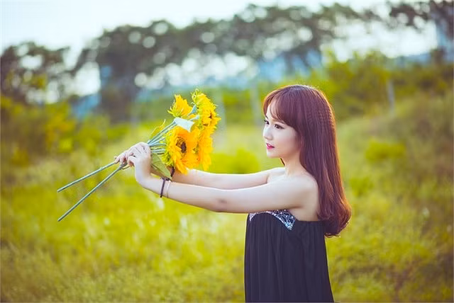 Sở hữu làn da trắng và gương mặt khả ái, nữ sinh xinh đẹp luôn hút ánh nhìn từ phía đối diện.