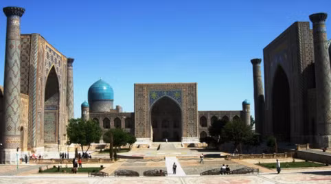  1. Uzbekistan. Mặc dù các quy định đã được nới lỏng khá nhiều tại quốc gia Trung Á này nhưng nó vẫn nằm trong danh sách các quốc gia không chào đón khách du lịch. Khách du lịch từ các nước phương Tây như Anh, Mỹ và Canada vẫn phải có thư giới thiệu mới được cấp visa để đặt chân đến Uzbekistan. Chỉ người dân nằm trong số các quốc gia thân Nga mới được đến đất nước này không cần visa.