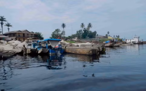  4. Congo. Congo yêu cầu thực thi đối với tất cả khách du lịch nước ngoài và không có trường hợp ngoại lệ. Tuy nhiên Cộng hòa Congo chắc chắn không phải là điểm đến lý tưởng bởi ngành du lịch ở đây vẫn chưa phát triển cùng với hạ tầng y tế yếu kém. Đây cũng là đất nước nguy hiểm nhất ở châu Phi do những xung đột sắc tộc liên tục diễn ra.
