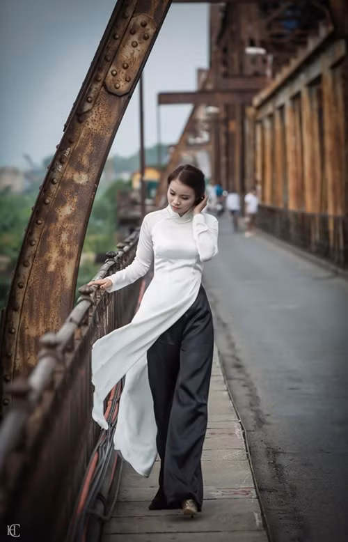 Dạo bước trên cầu.