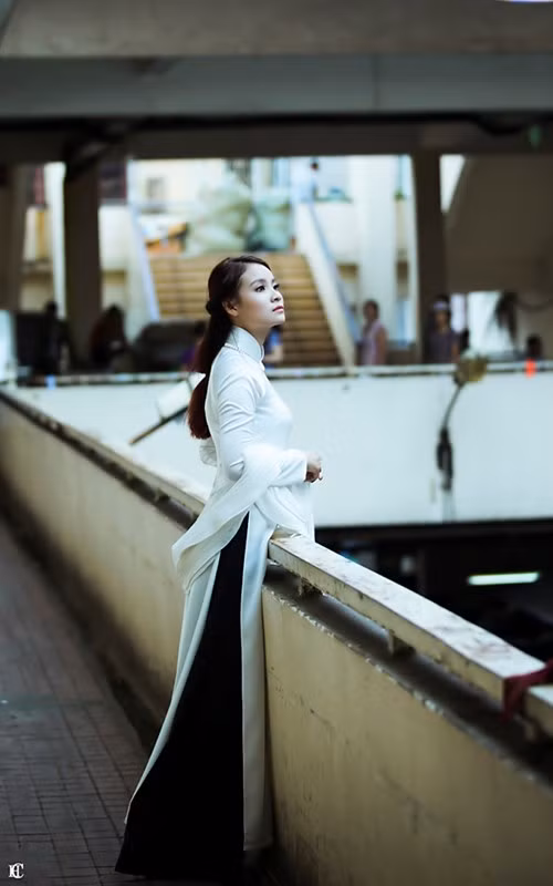 Nét thanh thoát, quý phái của tà áo dài truyền thống hòa quyện vào cái dung dị, cổ kính của Hà Nội 36 phố phường đã làm nên sự lãng mạn tinh tế trong từng bức ảnh.